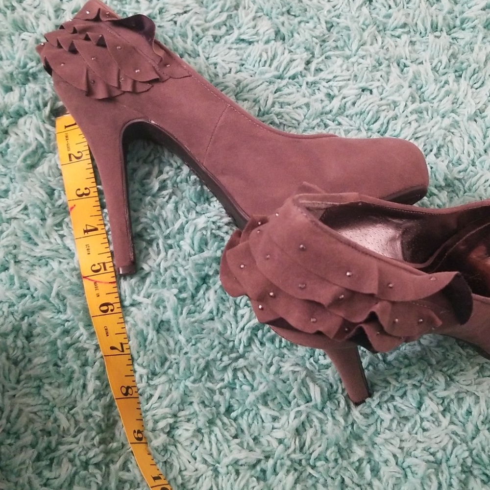Suede Ruffle Heel Pumps - Picture 5 of 5